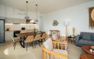 Кухня или мини-кухня в Melianthos Villas
