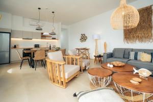 Кухня или мини-кухня в Melianthos Villas
