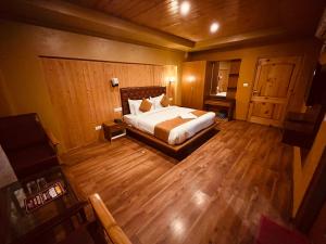 Een bed of bedden in een kamer bij Vista Resort, Manali - centrally Heated & Air cooled luxury rooms