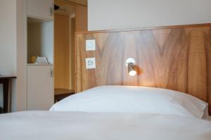 Llit o llits en una habitació de Hotel Schweizerhof Basel