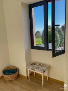 Zimmer mit einer Bank und einem Fenster in der Unterkunft Raposeira Country House in Calheta