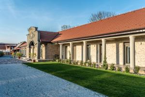 a building with a green lawn in front of it at Chillout House in Sótony