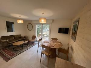 TV a/nebo společenská místnost v ubytování Embruns Nouveau cottage dans une résidence arborée + 12 fotografií