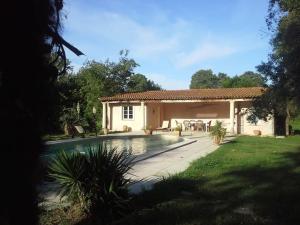 uma casa com piscina num quintal em Domaine avec Piscine em Grans