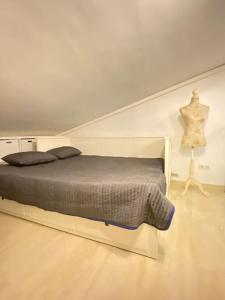 a bedroom with a bed and a dresser in a room at Moderno Dúplex in Malgrat de Mar