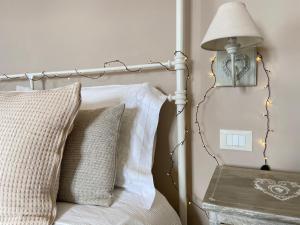 1 dormitorio con 1 cama con lámpara y mesa en “Casa Amélie”, en Grottaferrata