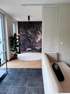 un soggiorno con divano e un dipinto sul muro di Luxurious flat offering comfort and privacy in Martelange a Martelange