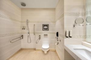 Fairfield by Marriott Agra的一间浴室