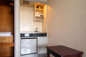 Kuchyň nebo kuchyňský kout v ubytování Yamato Saidaiji Hotel SINDAI