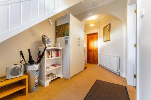 klatka schodowa w pokoju z półką na książki w obiekcie Daisy Cottage w mieście Windermere