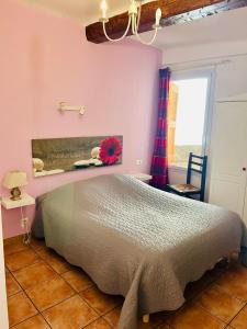 - une chambre avec un lit et une fenêtre dans l'établissement Hôtel Restaurant La Forge, à Castellane