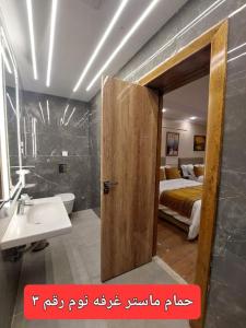 La salle de bains est pourvue d'un lavabo. dans l'établissement ڤيلا فاخرة لك بجميع الخدمات بالساحل الشمالي, à Qaryat Shākūsh