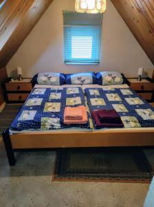 1 dormitorio con 1 cama con edredón en Ferienappartement Obrigheim, en Mosbach