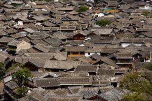 an overhead view of a large group of roofs at 思法特观景客栈 Sifat Viewing Inn in Lijiang