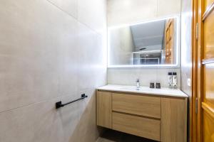 La salle de bains est pourvue d'un lavabo et d'un miroir. dans l'établissement Dolce Vita B&B - Only Adults, à Valence