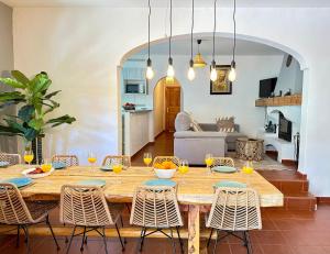 uma sala de jantar com uma mesa de madeira e cadeiras em Villa In Playa Den Bossa & Ibiza Town 7min, Bbq em Sant Josep de sa Talaia