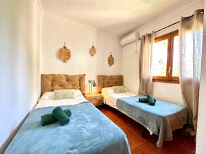 um quarto com 2 camas e uma janela em Villa In Playa Den Bossa & Ibiza Town 7min, Bbq em Sant Josep de sa Talaia
