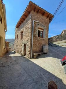 un edificio in mattoni con una finestra sul lato di El Cantón del Cerrillo a Cornago
