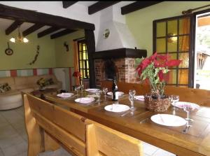 a dining room with a table and a fireplace at Gîte les bouleaux 14 personnes Ventron in Ventron