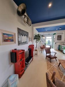een woonkamer met een rode kast en een tafel bij Studio Blank - Arthouse in Den Oever