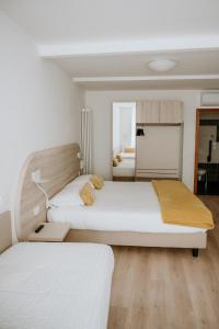 1 dormitorio con 2 camas y espejo en Hotel Venezia, en Trento