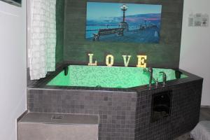 eine Badewanne mit einem Schild, auf dem Liebe steht in der Unterkunft i giardini di edicart in Bari