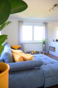 - un canapé bleu dans le salon dans l'établissement Naturidyll am See, à Fußach