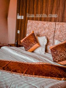 Postel nebo postele na pokoji v ubytování sonia luxury camp