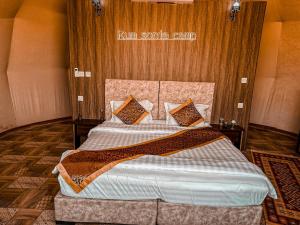 Postel nebo postele na pokoji v ubytování sonia luxury camp