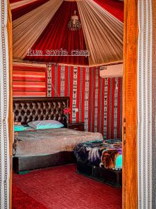 Postel nebo postele na pokoji v ubytování sonia luxury camp