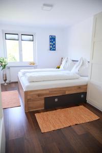 - une chambre avec un grand lit dans l'établissement Naturidyll am See, à Fußach
