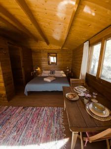a bedroom with a bed and a table in a room at Awa Natura in Aigues