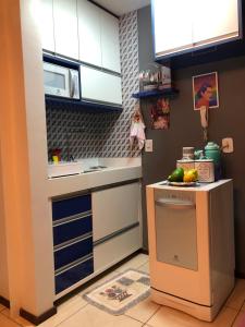 a toy kitchen with a counter and a sink at KitFrida sudoeste in Brasília