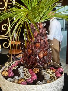 un ananas seduto su un mucchio di ciambelle di Waves Aqua Resort a Kenitra