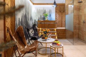 Pokój z krzesłami i stołem z owocami w obiekcie Hotel Willa Pod Skocznią w Zakopanem