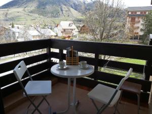 d'une table et de chaises sur un balcon avec vue. dans l'établissement Piolit andCo - Studio vue montagne, à Ancelle