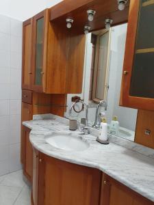 łazienka z umywalką i lustrem w obiekcie Casa Diana Ostia w mieście Lido di Ostia +20 zdjęć