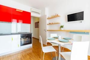 eine Küche und ein Esszimmer mit einem Tisch und Stühlen in der Unterkunft Appartamento Duplex Cairoli - MyHo Casa in Porto San Giorgio
