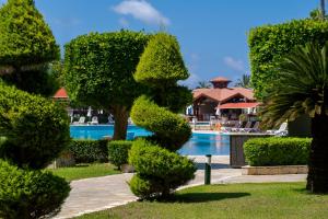 - Vistas a un complejo con árboles y piscina en Miramare Queen Hotel, en Side