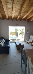 ein Wohnzimmer mit einem Sofa und einem Tisch in der Unterkunft Elaia in Bourcefranc