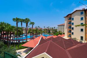 una vista aérea de un complejo con piscina y palmeras en Miramare Queen Hotel, en Side
