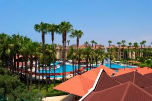 een luchtzicht op een zwembad van het resort met palmbomen bij Miramare Queen Hotel in Side