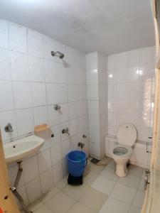 阿布山的住宿－Nandishwar Guest House - 20 mins walk from Nakki Lake，白色的浴室设有卫生间和水槽。