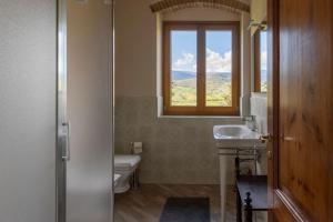 een badkamer met toilet, wastafel en raam bij Agriturismo Le Pozze in Poppi +28 foto's