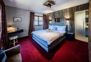 ミッテンヴァルトにあるRomantische 5-Sterne- Ferienwohnungenのベッドとデスクが備わるホテルルームです。