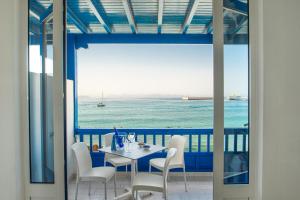 een tafel en stoelen op een balkon met uitzicht op de oceaan bij Blancazul Alto Brisa in Playa Blanca