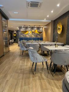 - un restaurant avec des tables et des chaises dans une salle dans l'établissement Dom João Glamour Hotel, à Lisbonne