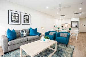 uma sala de estar com um sofá e uma mesa em Blissful Bream em Sydney