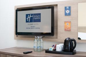 Holiday Inn Express Phuket Patong Beach Central, an IHG Hotel tesisinde bir televizyon ve/veya eğlence merkezi