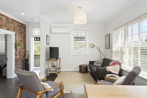 朗塞斯顿Bluestone Cottage Launceston的带沙发和桌子的客厅